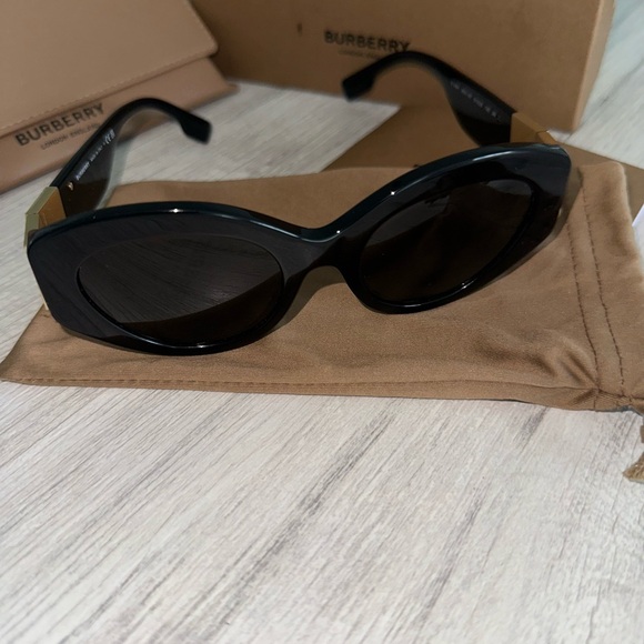 Burberry sunglasses - Picture 2 of 8